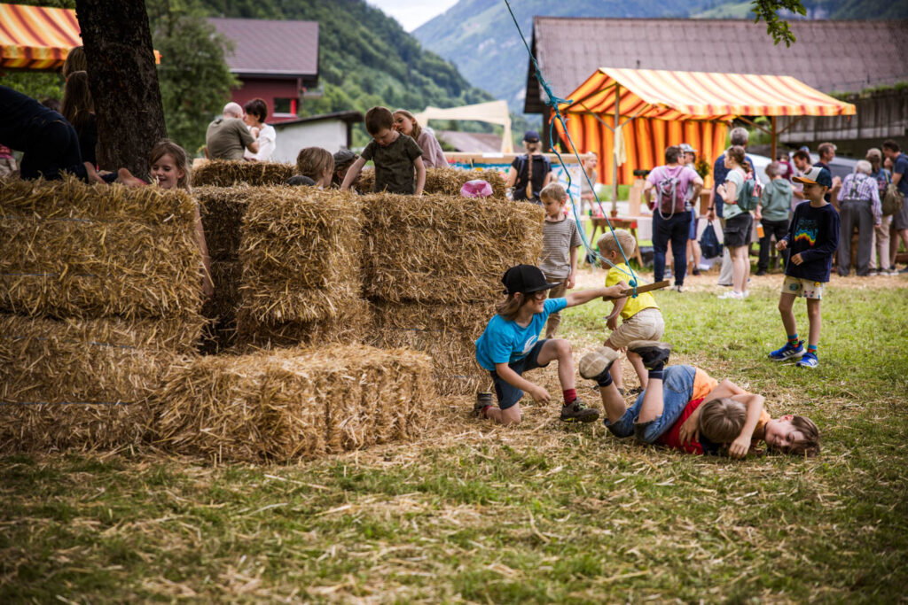kraeuterfestival-2024-heuballen-und-kinder.jpg