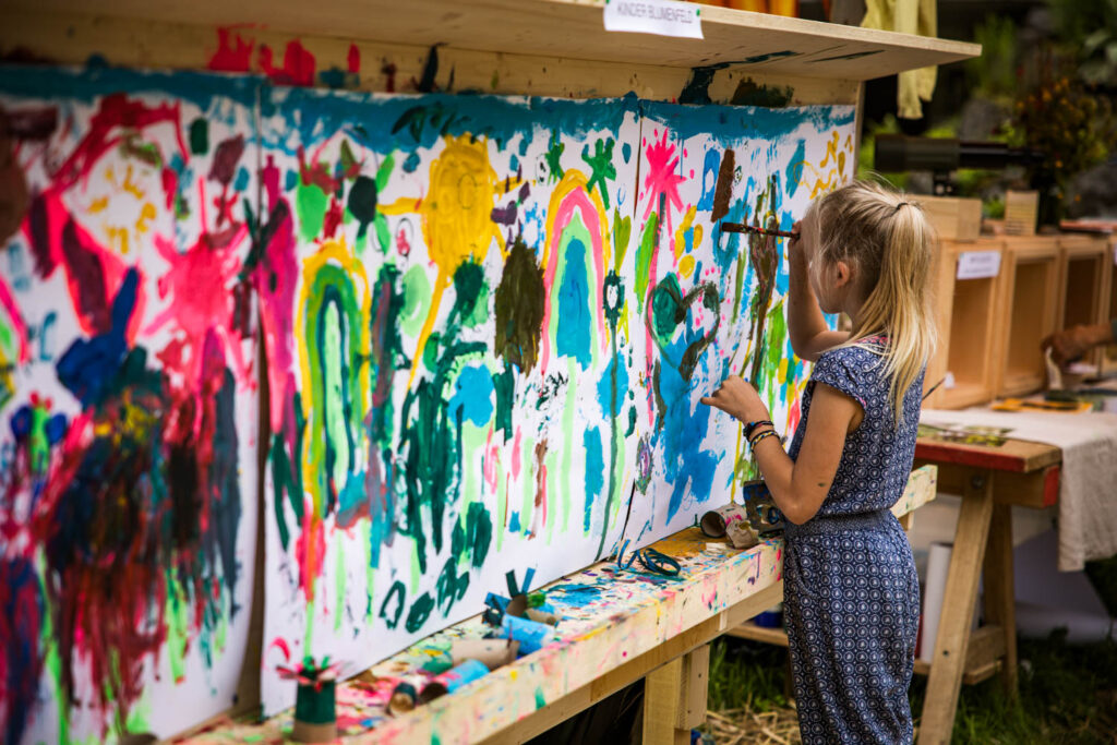 kraeuterfestival-2024-kinder-am-malen.jpg