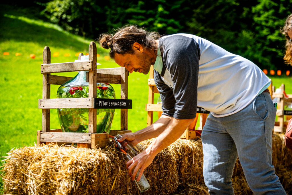 kraeuterfestival-2025-kraetersirup-einschenken.jpg