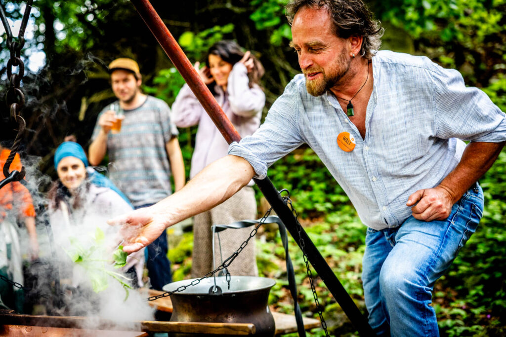 kraeuterfestival-2025-waeli-am-bierbrauen.jpg